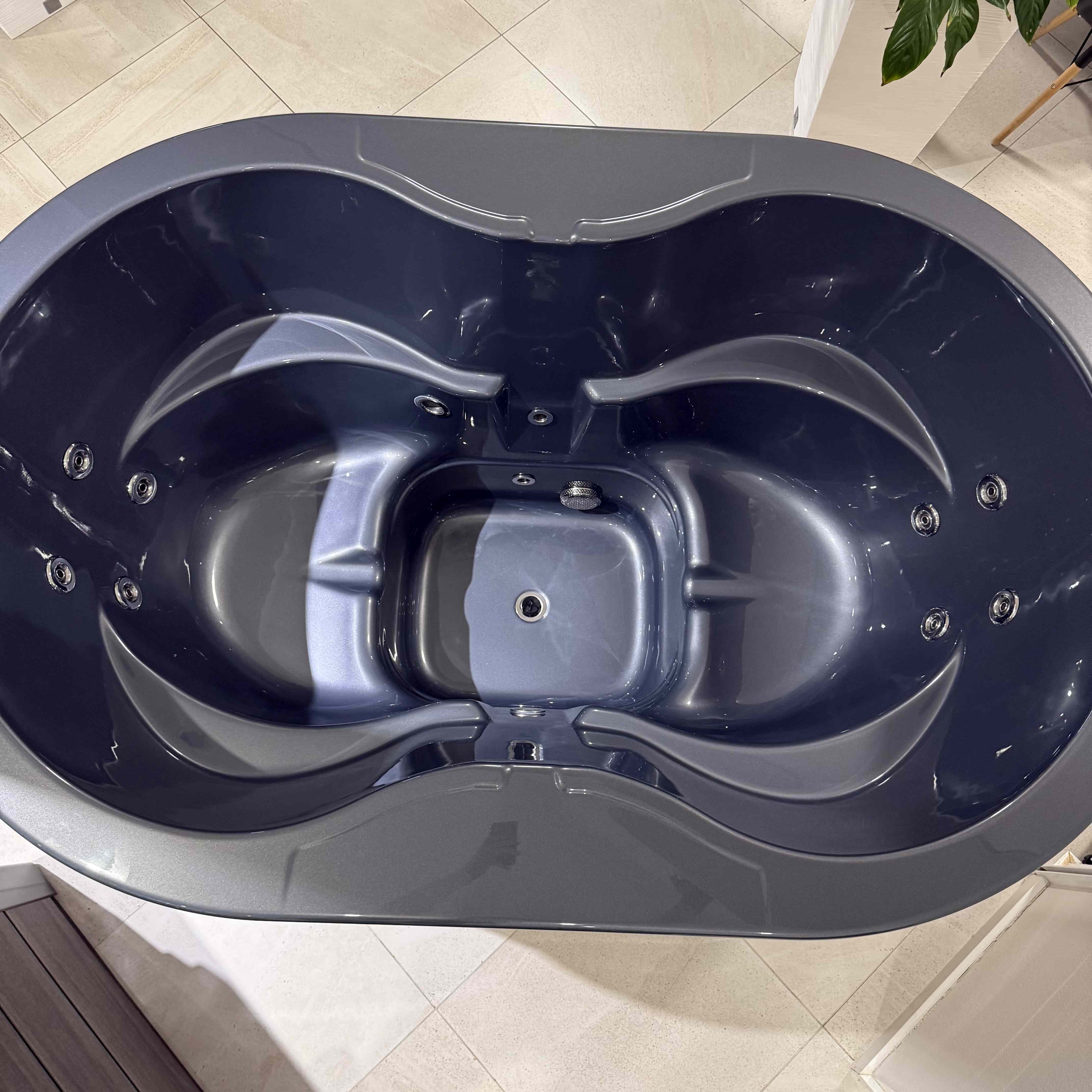 Oválny kúpací sud s hydromasážnym systémom (akrylátová vložka, vírivka)